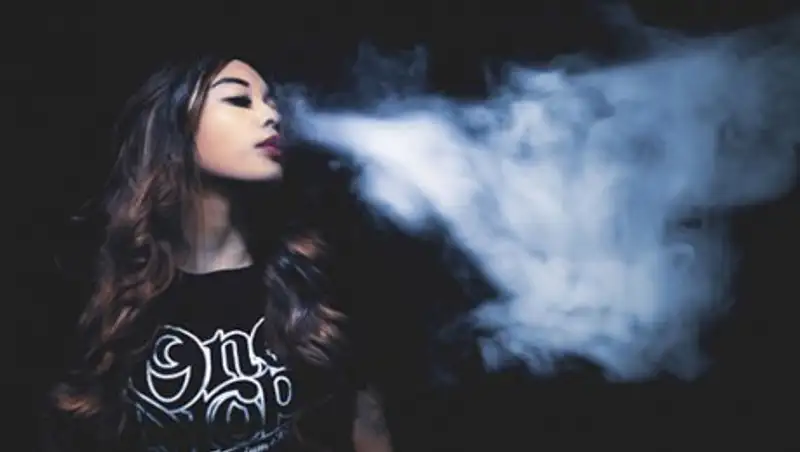 Пользователей сети обманом заставили превратить смартфоны в электронные сигареты