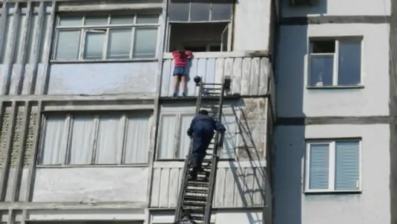 Падение ребенка с балкона предотвратили пожарные Аксу