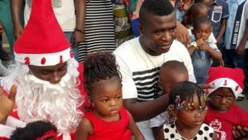 Футболист Жерар Гоу вручил подарки 5000 африканским детям 