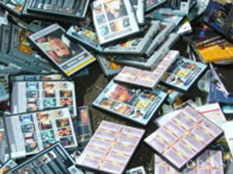 На одном из рынков Алматы ликвидирована точка продажи контрафактных дисков, фото - Новости Zakon.kz от 09.01.2012 21:49