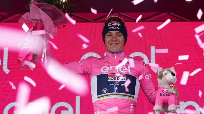 Главный фаворит "Джиро д’Италия-2023" Ремко Эвенепул покинул гонку из-за Covid-19