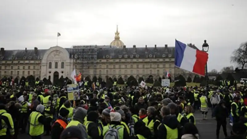 Во Франции на десятой акции "желтых жилетов" задержали около 300 человек