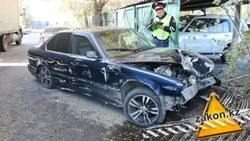 В Алматы BMW снес несколько заборов