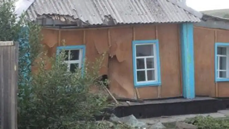 В ВКО грузовой автомобиль врезался в жилой дом