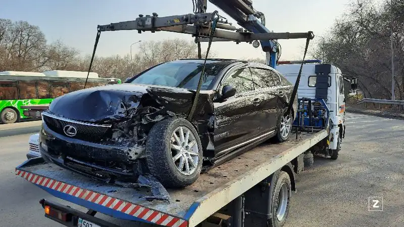 В Алматы на развязке столкнулись четыре автомобиля