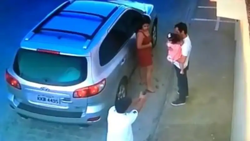 Расправа над бразильским адвокатом на глазах его дочери попала на видео