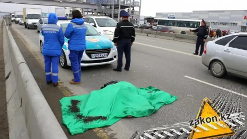 В районе "барахолки" в Алматы насмерть сбили пешехода