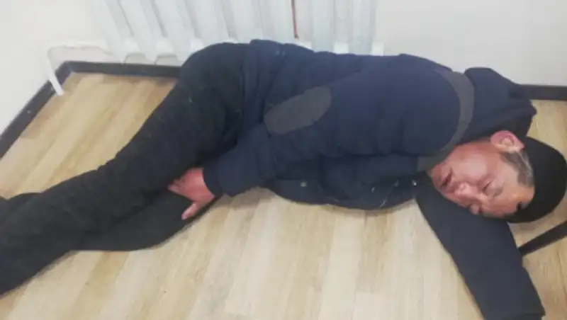 В полиции рассказали о мужчине, унесшем цветы из аэропорта Алматы