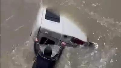 В Уштобе автомобиль упал в реку