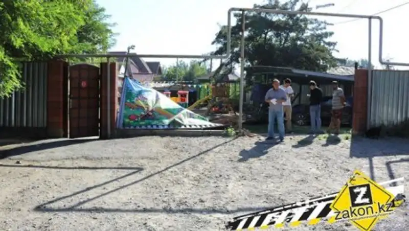 Полиция расследует наезд на забор детского сада в Алматы