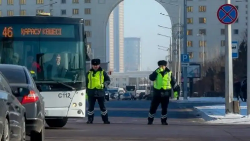 Полицейские оцепили Дом министерств в Астане из-за китайской сумки