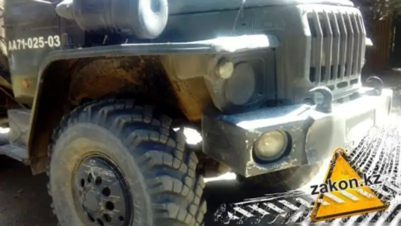 В Сети появилось видео ДТП с военными в Алматы