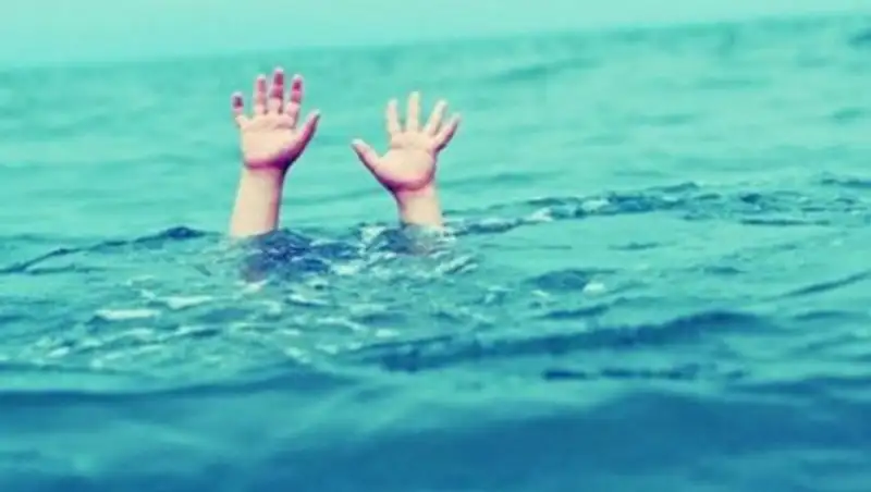 Группу подростков, терпящих бедствие на воде, спасли сотрудники ДЧС