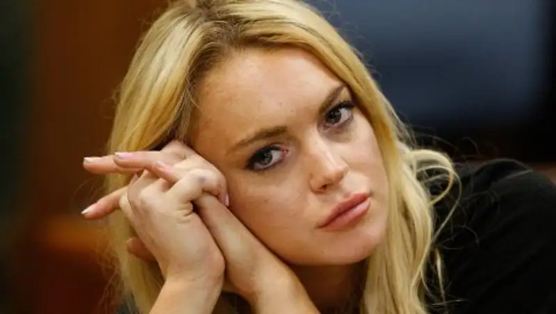 Линдси Лохан проверили в аэропорту Лондона из-за платка