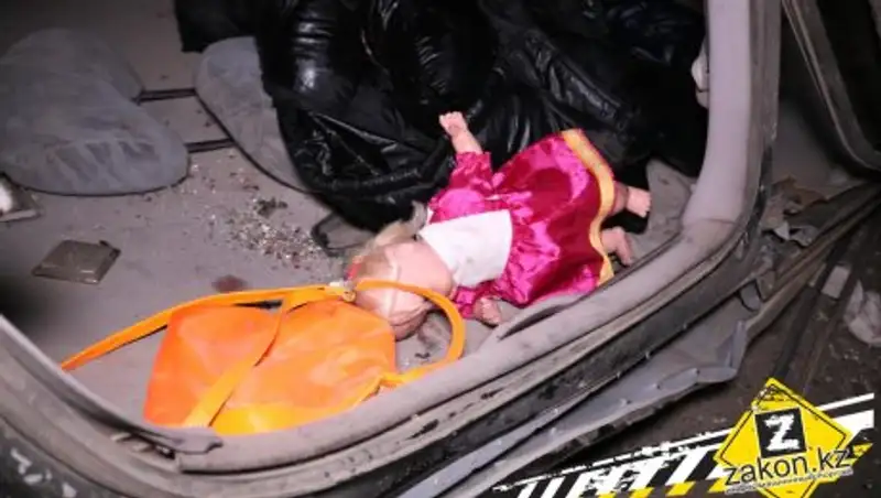 В Алматы при столкновении трех автомобилей пострадали двое детей