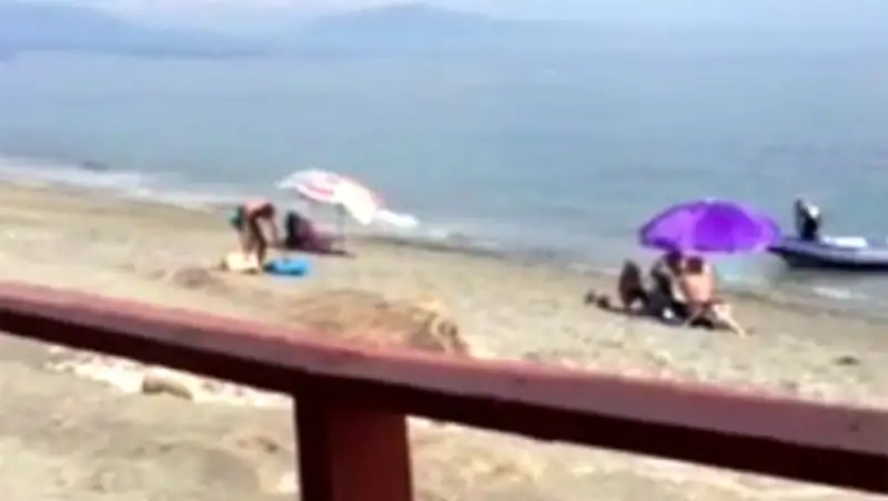 Туристы сняли на видео, как контрабандисты разгружали на пляже лодку с марихуаной