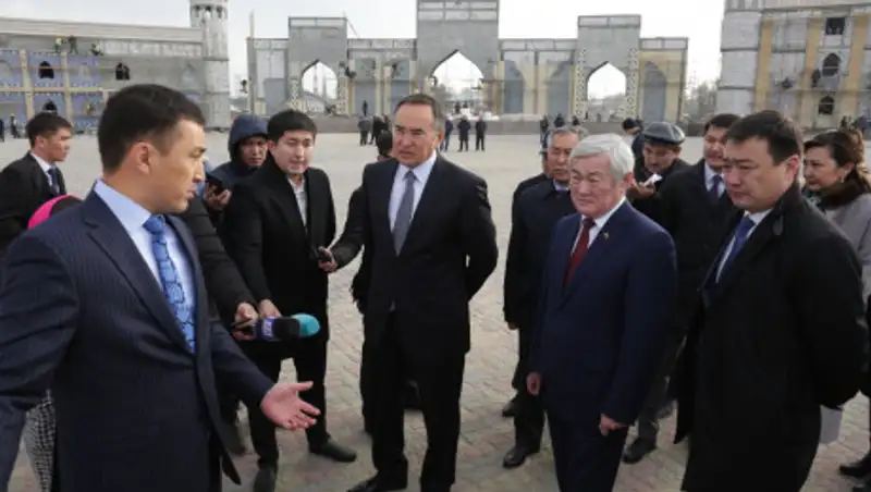 Сапарбаев ознакомился с ходом строительства этнокультурного комплекса Шахристан в Таразе