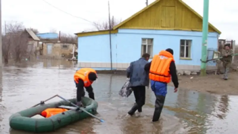 Около 50 спасателей из ЮКО помогают ликвидировать паводки в Карагандинской области