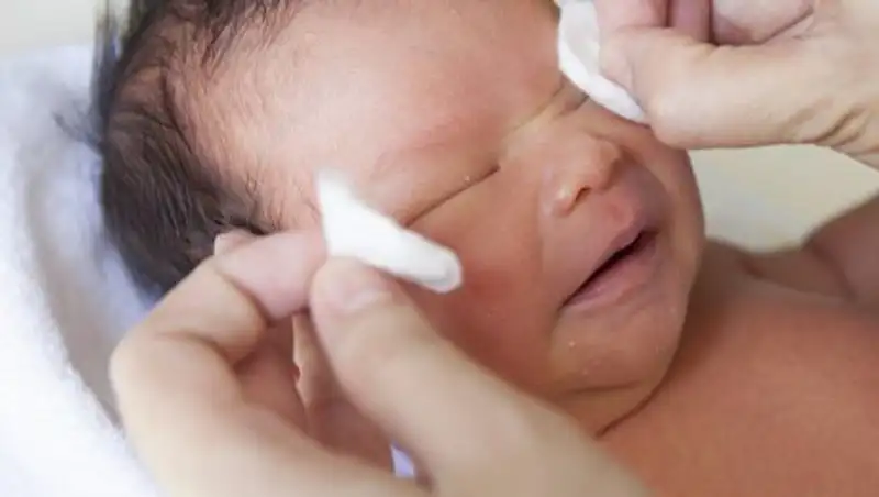 В Актобе годовалый ребенок ослеп по вине матери