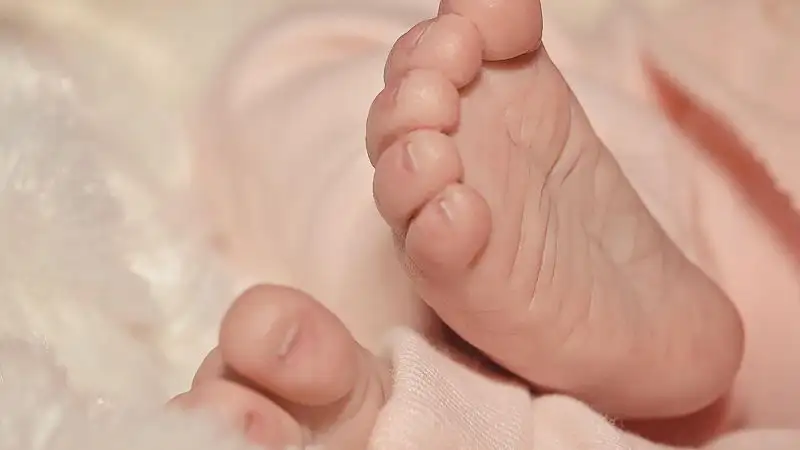 В Байконуре брат уронил 4-месячную сестру с кухонного стола