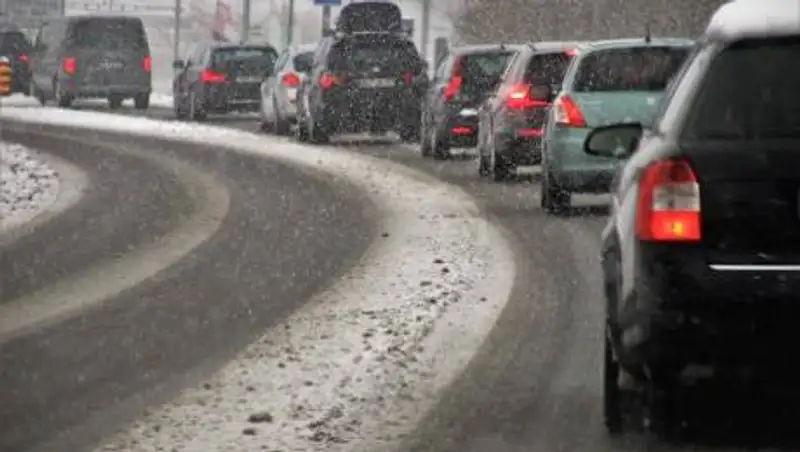 Дорога просела из-за порыва водопровода в Алматы