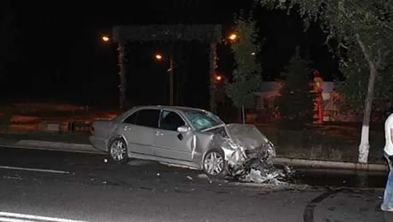 Мерседес и Ленд Крузер столкнулись "лоб в лоб" на пр. Достык в Алматы