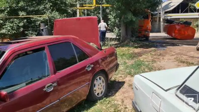 Жесткое столкновение Mercedes-Benz с водовозом произошло в Алматы