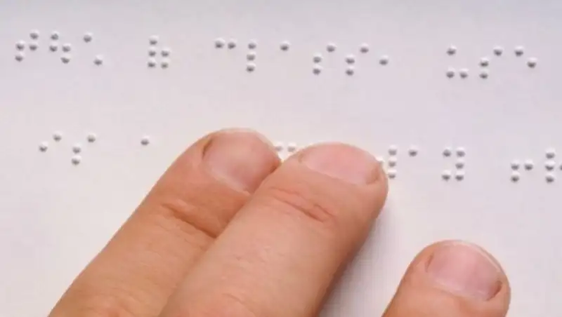 Карты "Оңай" со шрифтом Брайля изготовят для незрячих пассажиров