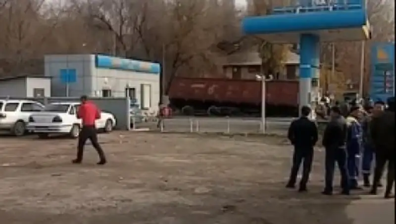 В Алматы вагон опрокинулся на цистерны АЗС