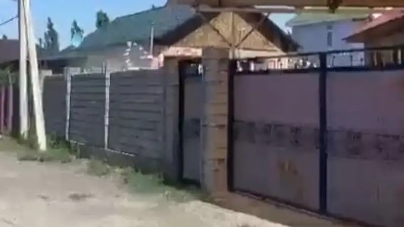 В Алматинской области жители пожаловались на газопровод, перекрывший вход в дома