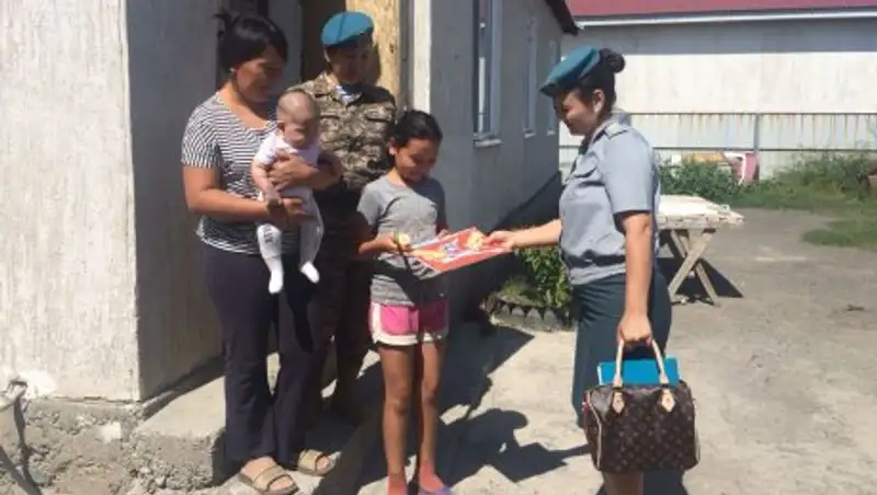 В Талдыкоргане 45 детям военнослужащих подарены школьные принадлежности