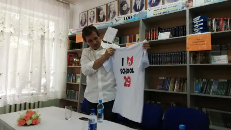 Режиссер с мировым именем посетил родную школу в Шымкенте