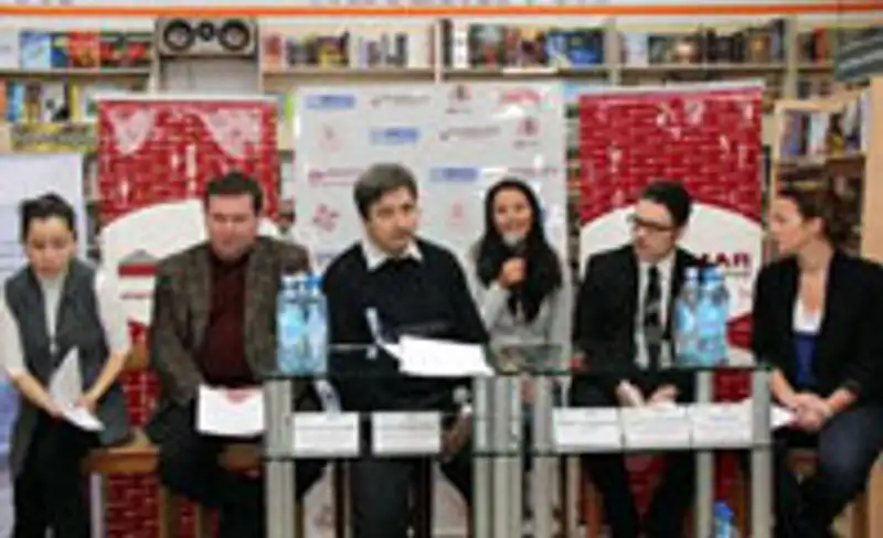 В Алматы на интернет-аукцион выставили мяч с автографами сборной Англии по футболу, фото - Новости Zakon.kz от 05.12.2011 23:25