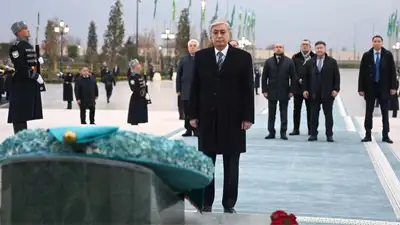 Возложил цветы к монументу "Независимости" в Ташкенте, фото - Новости Zakon.kz от 21.12.2022 18:41