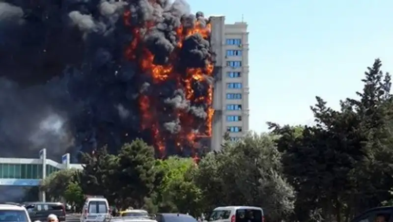 Страшный пожар уничтожил многоэтажный жилой дом в Баку