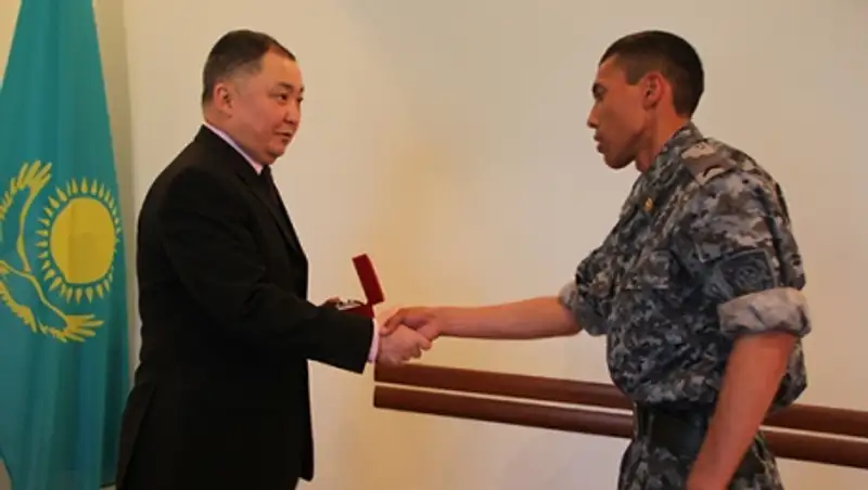 В Астане военнослужащие Нацгвардии РК задержали грабителя