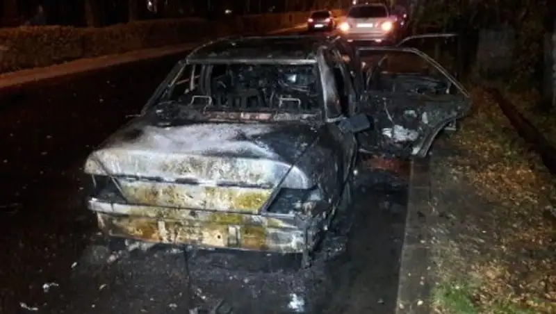 Машина внезапно загорелась в Алматы