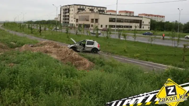 В Алматы микроавтобус на перекрестке протаранил Renault