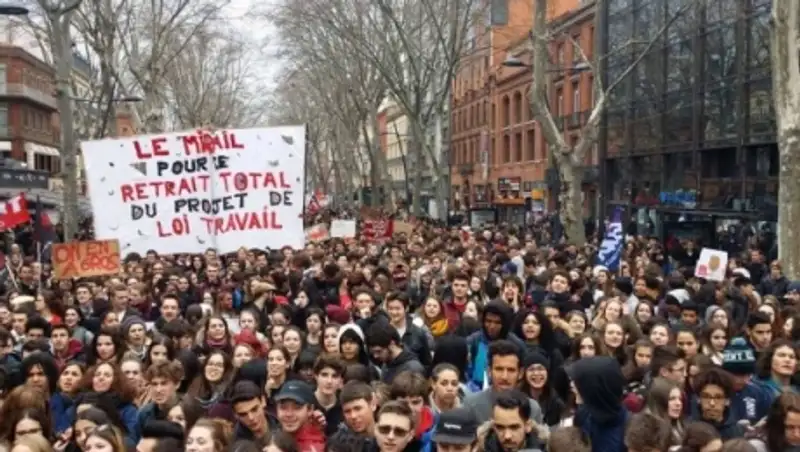 В Париже из-за массовой забастовки образовались пробки длиной 400 км