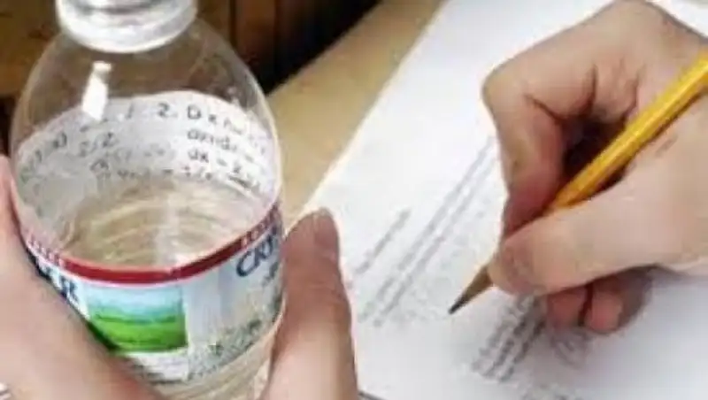 Шпаргалка на этикетке с минералкой: МОН рассказал о самом находчивом выпускнике
