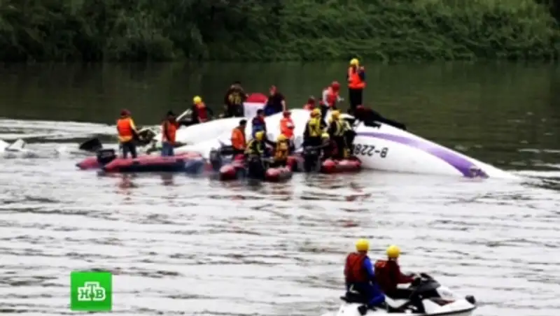 Авиакатастрофа в Тайбэе: спасатели на катерах достают из реки выживших пассажиров