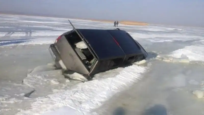 Семь автомобилей утонули после остановки парома в ВКО