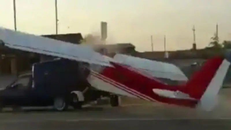 В Чечне самолет врезался в автомобиль на пешеходном переходе