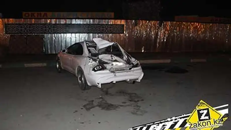 Тойота, водитель которой пытался избежать наезда на пешехода, опрокинула грузовик в Алматы