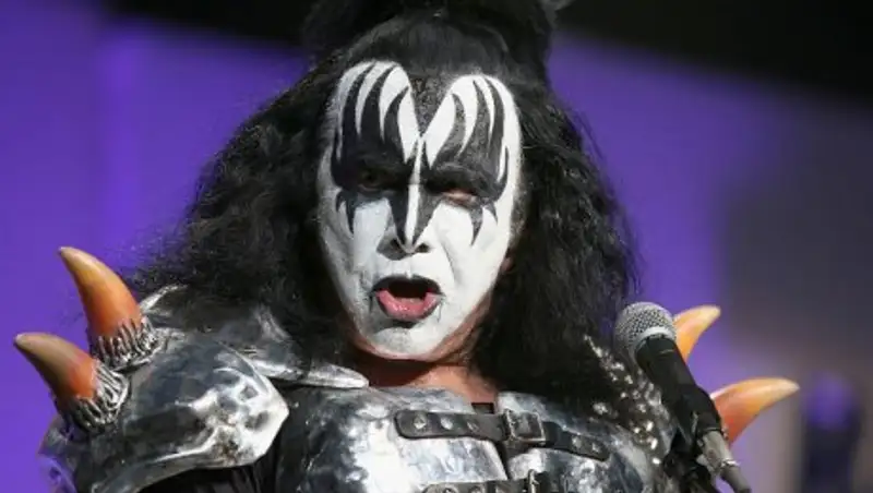 Музыканта Kiss обвинили в приставаниях и секс-зависимости