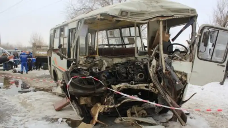 В Уральске грузовик столкнулся с пассажирским автобусом