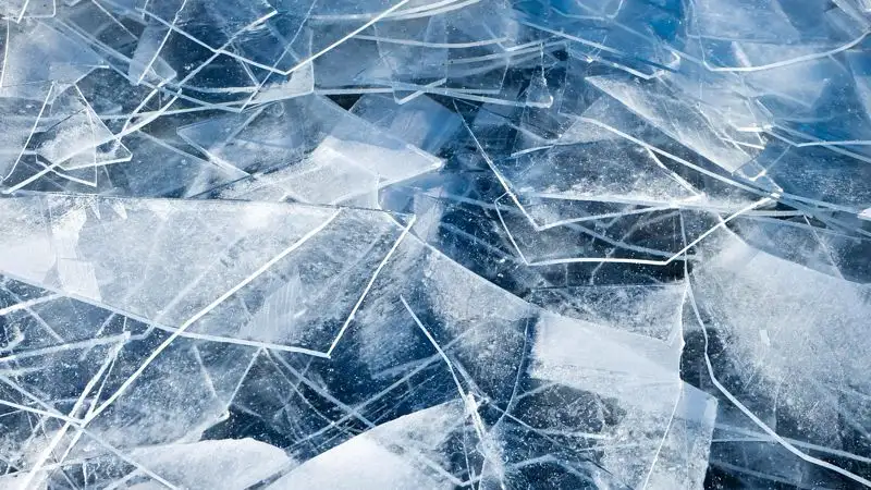 Актаусцы рискуют провалиться под лед ради фото заледеневшего Каспия