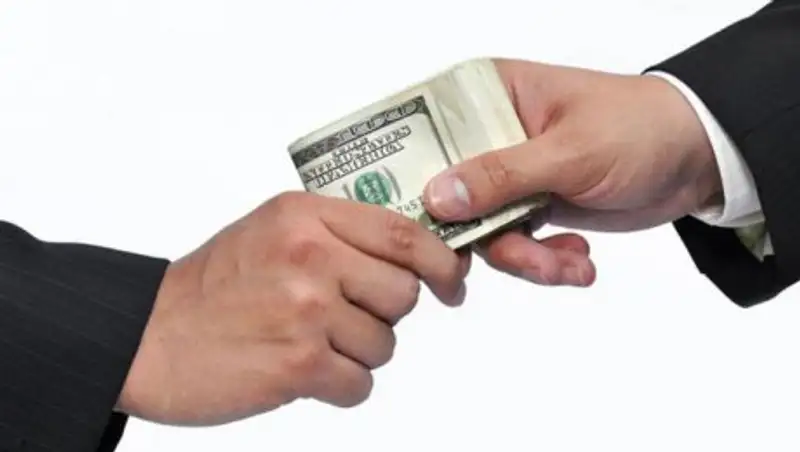 Жамбылскому следователю пытались дать миллионную взятку