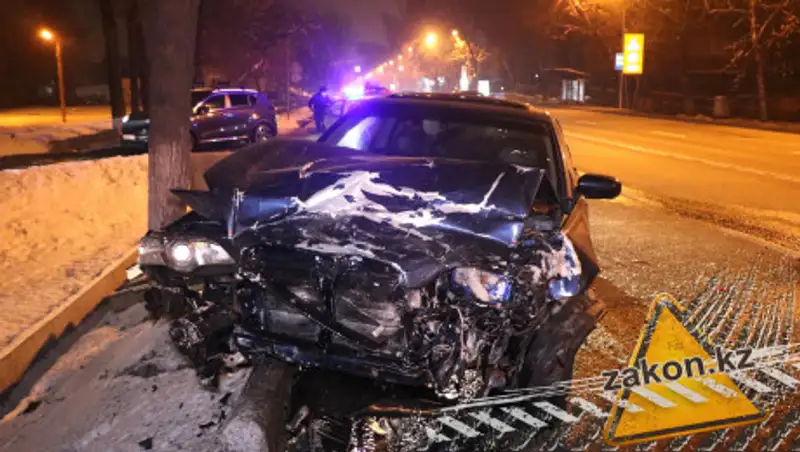 Subaru и Toyota столкнулись на ночной дороге в Алматы