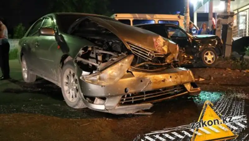 Два автомобиля столкнулись в Алматы, пострадали двое